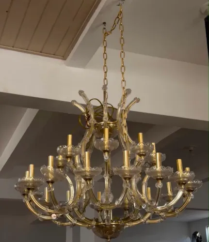 Lindo lustre com detalhes dourado 