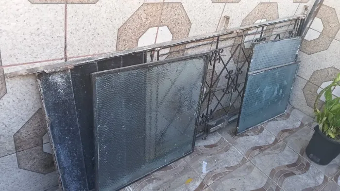 Porta e janelas de ferro (aberto a negociações)