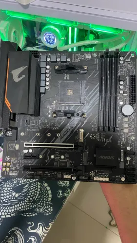 Placa mãe b550m Aorus Elite Divido até 12x com pequena taxa  super conservada com caixa 
