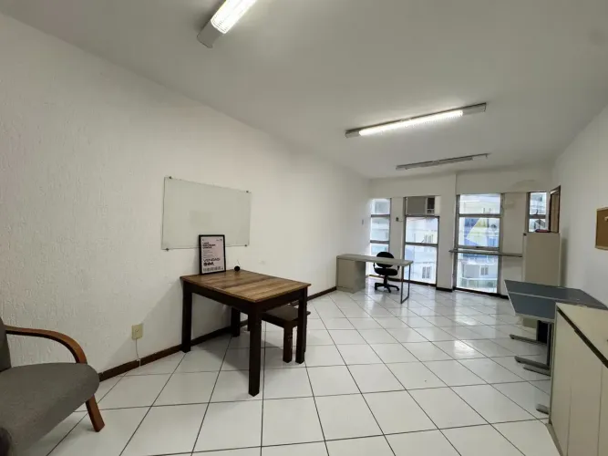 Sala comercial de 40m² em Bento Ferreira, localizada em esquina entre César Hilal e Leitão