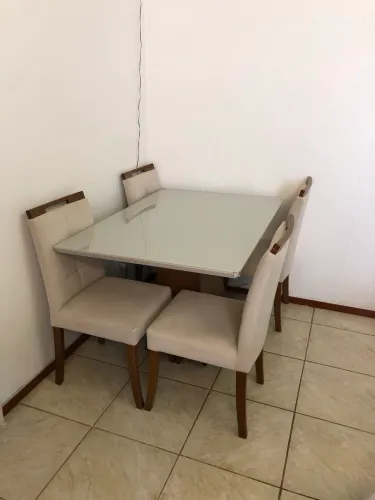 VENDO MESA DE JANTAR COM 4 CADEIRAS