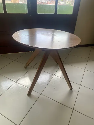 Mesa de madeira redonda com o tampão de vidro
