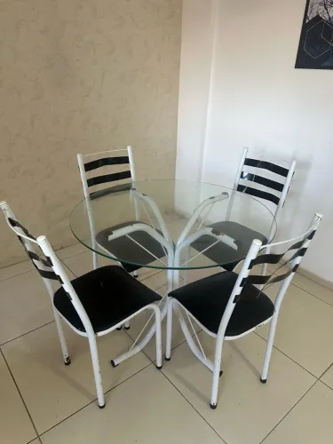 Mesa de vidro com 4 cadeiras