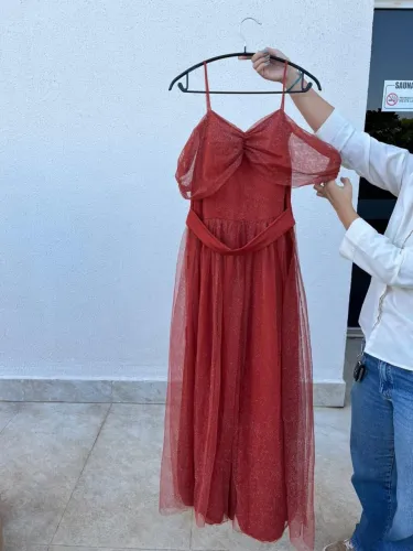 Vestido de festa longo com malha metalizada e brilho lurex, na cor terracota