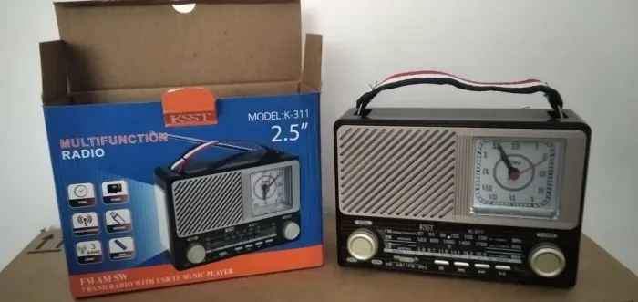 Radio am/fm c/ relogio e lanterna