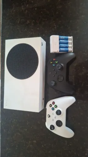Vende-se XBOX SERIES S + 2 CONTROLES + PILHA RECARREGAVEL