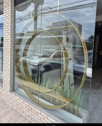 Vitrine Expositora em Metalon Dourado com Prateleiras de Vidro | Design Sofisticado