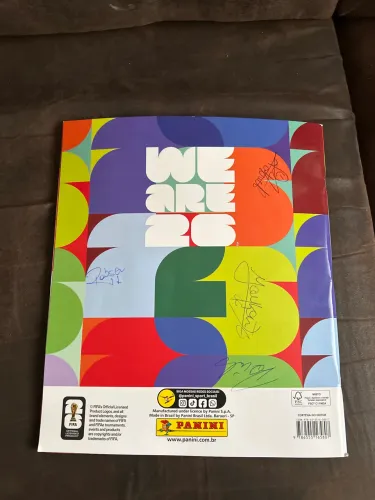 Vendo álbum da copa do mundo alto grafado por 4 jogadores do novorizontino