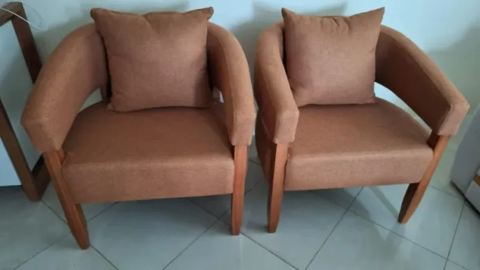 Poltronas Decorativas em Tecido Terracota Novas