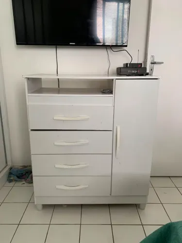 Cômoda Branca com 4 Gavetas e 1 Porta