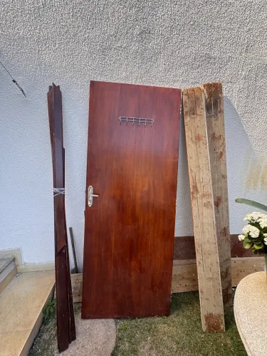 Vendo porta de madeira