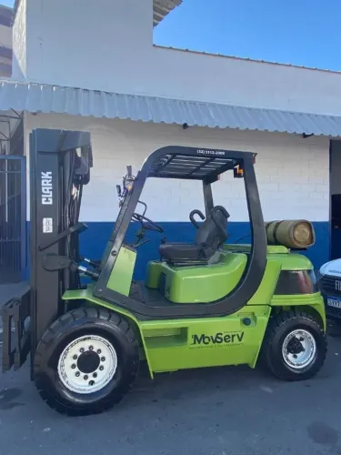 Empilhadeira Clark - GLP - 4.000 kg - 4,5 metros (Triplex) 