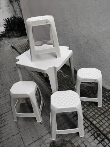 Cadeira Plástica Conjunto BANQUETAS 04 Unid + 01 Mesa NOVA Tradição Alta Resistência UF60