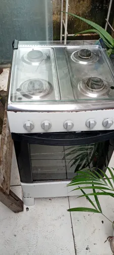 Vendo um fogão 4 bocas 150 elétrico também acende na elétrica não entrego