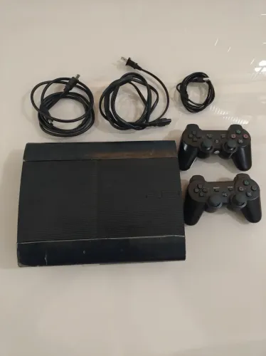 Vendo PS3 slim em ótimo estado, acompanhado de 15 jogos mídia física em ótimo estado.