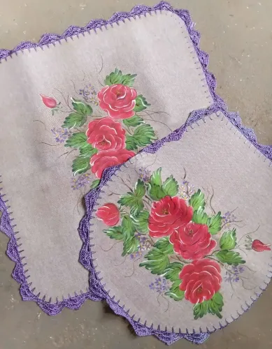 Conjunto para banheiro. Capa para sanitário e tapete para pés. Emborrachados com croché.