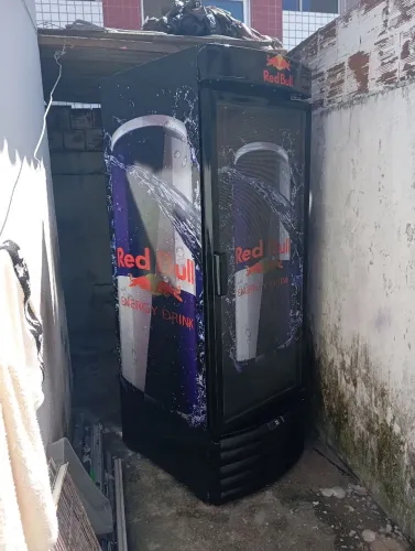 Vende-se expositor refrigerador dupla funçao marcando até 7 graus negativos pintura nova