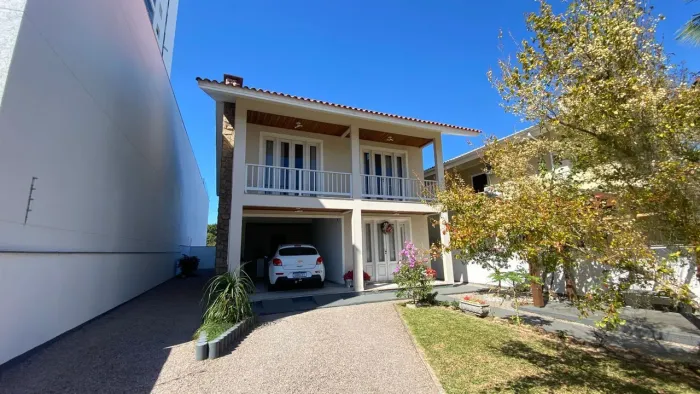 Locação | Casa de 2 pavimentos, 4 quartos, mobiliada em Palhoça