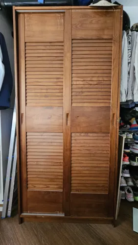 Guarda-roupa Tok&Stok em madeira maciça 2 portas
