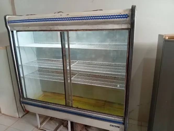 Expositor de refrigerantes e sucos