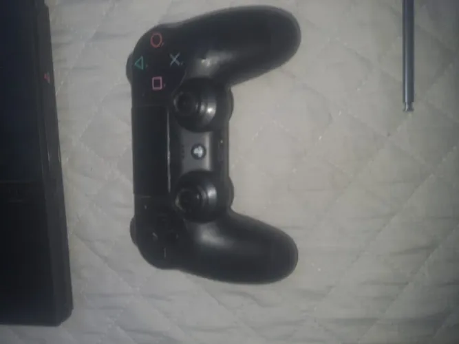 vendo um pla2  um controle original do play 4 e um outro acessório de game