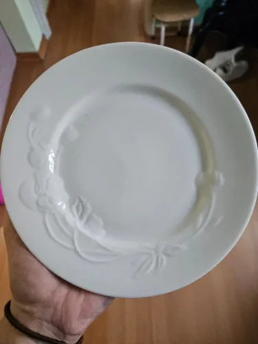 Pratos de sobremesa brancos 