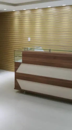 Balcão caixa de madeira com vitrine
