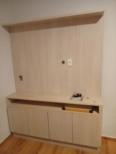 Rack, painel e mesa de escritório com prateleiras planejados