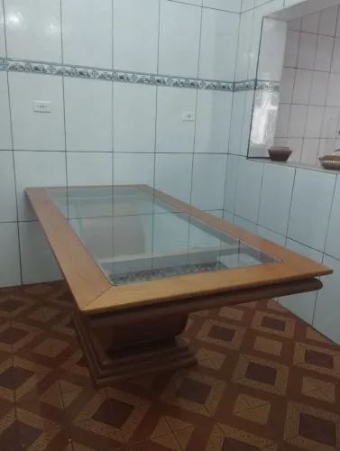 Mesa de Madeira com tampa de vidro