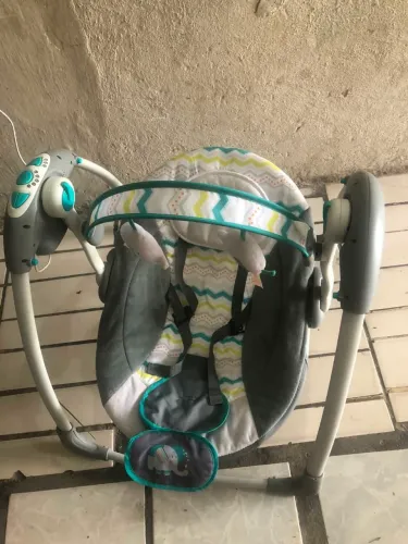 Cadeirinha de descanso e balanço.