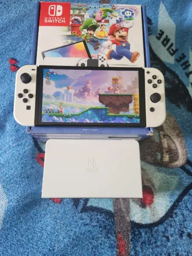 NITENDO SWITCH OLED 64GB COM JOGO DO MARIO E 3 MESES DE NITENDO ONLINE 3 MESES DE USO 