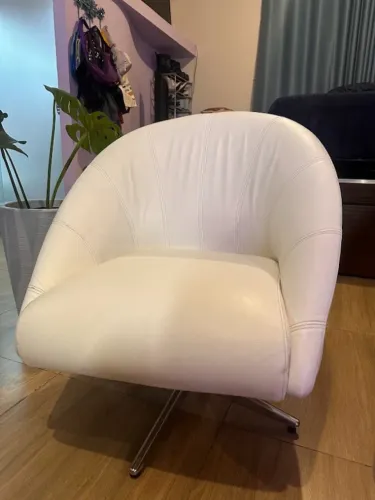 Poltronas de couro branco