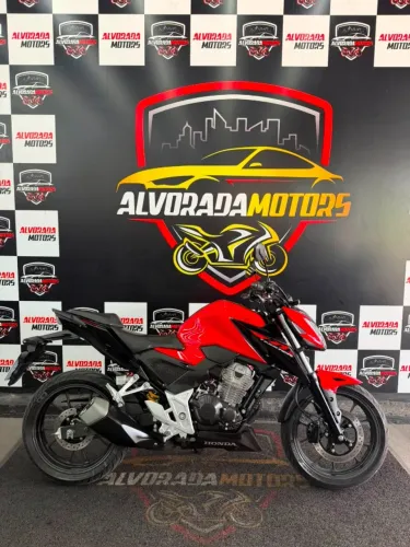 cb 300 twister 2023 9.400 km. Emplacada e à pronta entrega
