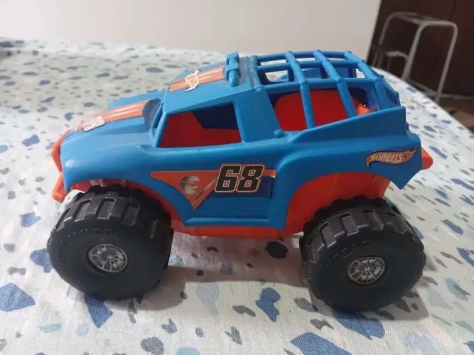 Carrinho Hot Wheels 68 oficial de plástico pouco maior que uma mão rodas giram maravilhosa