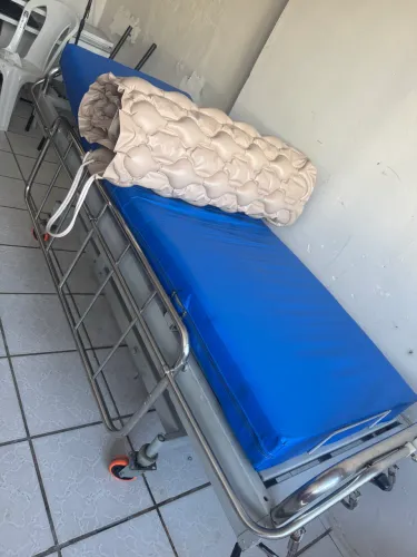 VENDE- SE  CAMA HOSPITALAR SEMI NOVA ACOMPANHA COXÃO