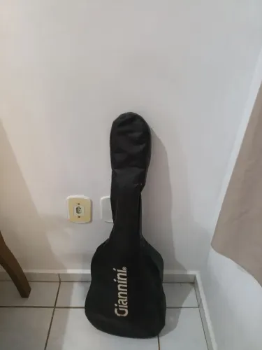 Vende-se violão semi-novo 