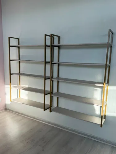 Prateleiras Expositoras para Loja em MDF Off White e Metalon Ouro Pintura Eletrostática