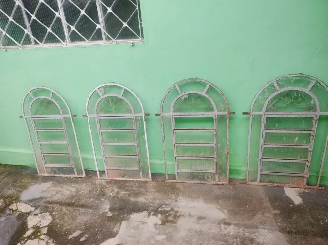Quatro janelas capelinha tipo basculante