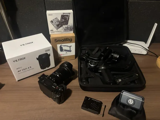 Kit Sony ZV-E10 + Viltrox 13mm + Gimbal Scorp-C + Hollyland + SD 128GB