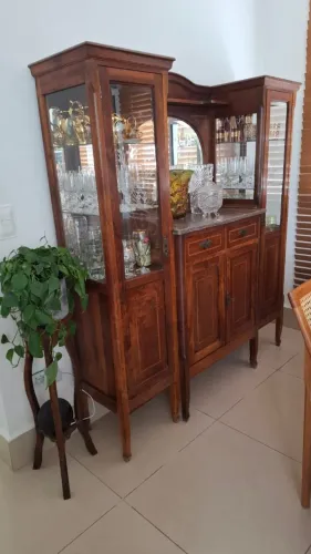 Cristaleira Antiga Anos 30 Canela Marchetaria Bisotê, duas colunas e espelho oval