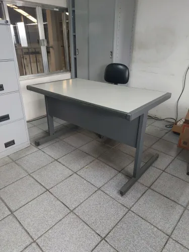 Mesa para escritório com gavetas