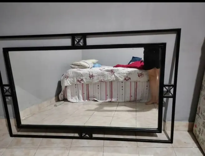 Espelho com moldura de ferro