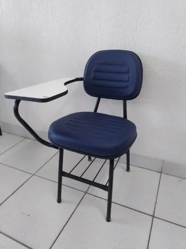 Cadeira universitária com prancheta