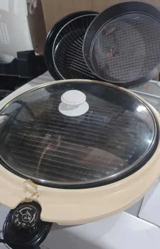Panela grill com tampa de vidro, acompanhando frigideira e forma de bolo.