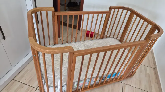 Berço 3 em 1 de Madeira Maciça com colchões. Em ótimo estado. 