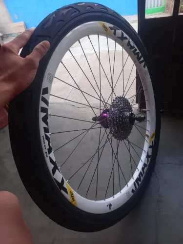 Par de rodas aro VMAXX Pneu Kenda Flame cubos Brutus k7