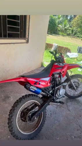Moto para trilha. CRF adaptada.