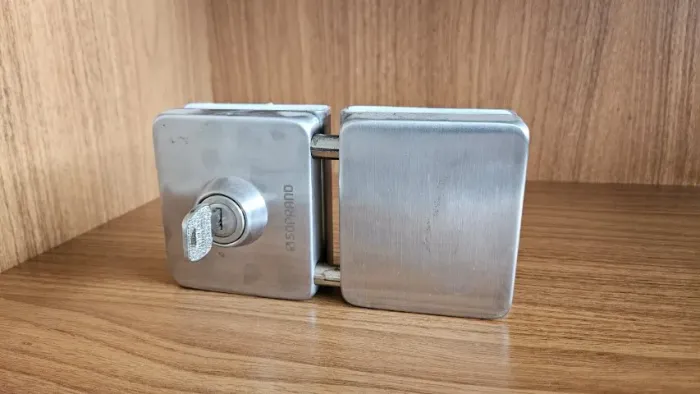 Fechadura manual para porta vidro/vidro