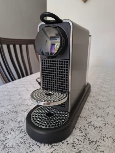 Cafeteira Nespresso modelo C140.