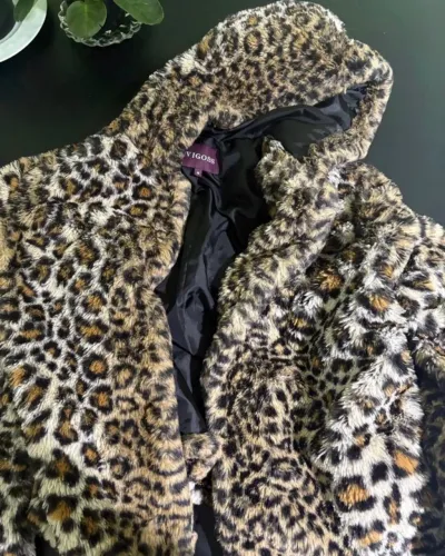 casaco de pelos onça animal print 